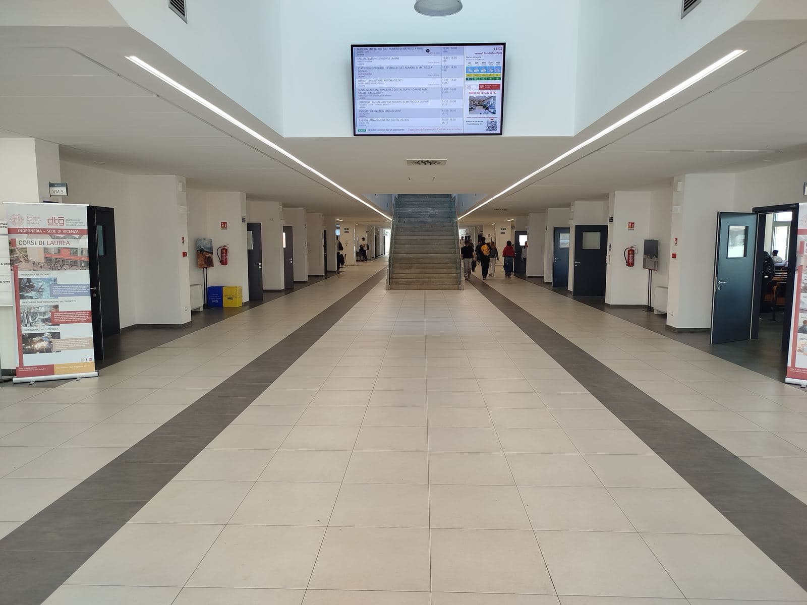 The main corridor, with the screen that shows today's rooms