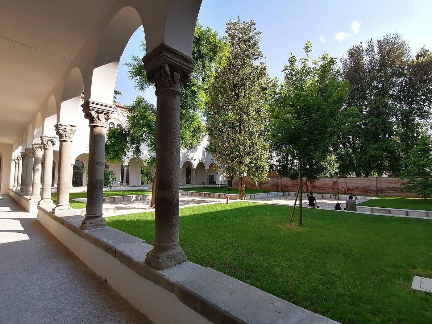 The cloister of the Beato Pellegrino complex